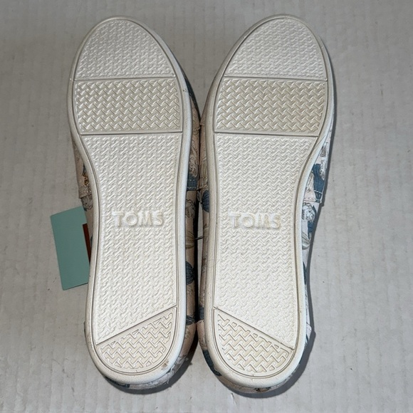 NWT TOMS X Disney Limited Edition Sleeping Beauty Slip On Shoes - Picture 10 of 11